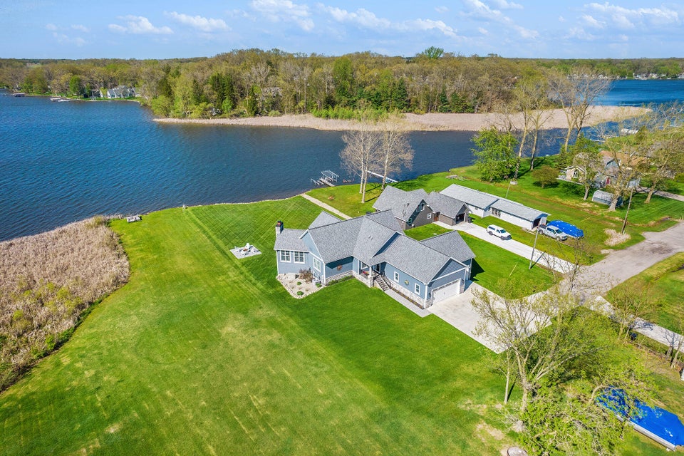 Gorgeous Custom-Built Ranch with Beautiful Views in all Directions!